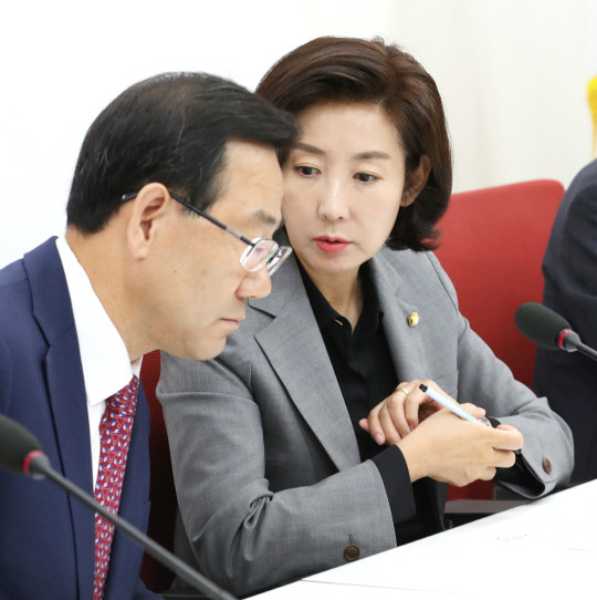 나경원 한국당 원내대표가 10일 국회 원내대표실에서 열린 문재인 정권의 사법 장악 저지 및 사법부 독립 수호 특별위원회 회의에 앞서 주호영 의원과 대화하고 있다. 연합뉴스